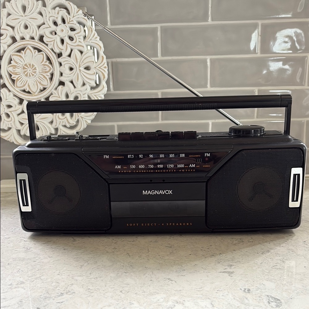 Magnavox AMFM Radio Cassette Tape Recorder Boombox AQ5090